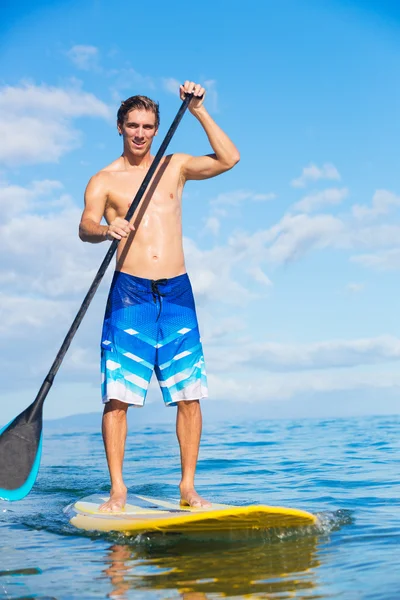 Man på stand up paddle styrelsen — Stockfoto