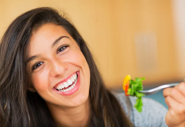 Salata yemek sağlıklı kadın — Stok fotoğraf