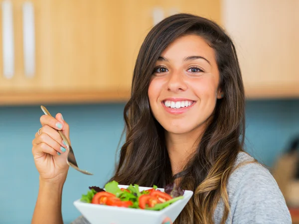 Salata yemek sağlıklı kadın — Stok fotoğraf