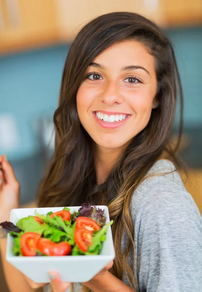 Gesunde Frau isst Salat — Stockfoto