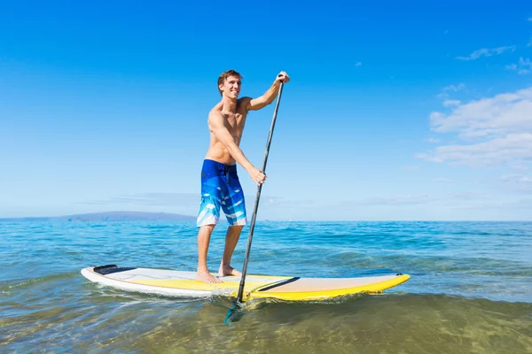 Adam stand up paddle kurulu — Stok fotoğraf