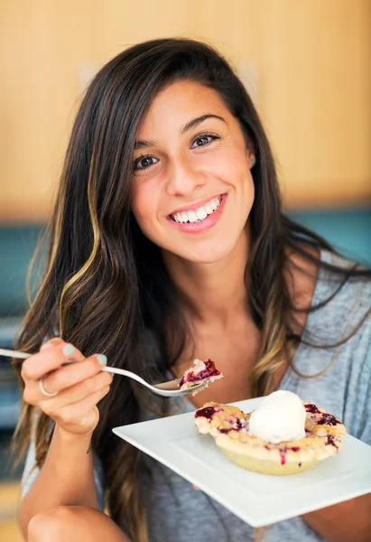 Woman Eating Berry Pie and Ice Cream — Stock Photo, Image