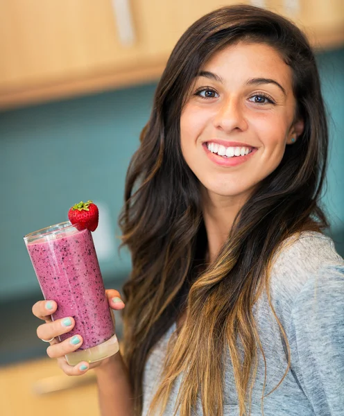 Kvinna med fruktsmoothie — Stockfoto