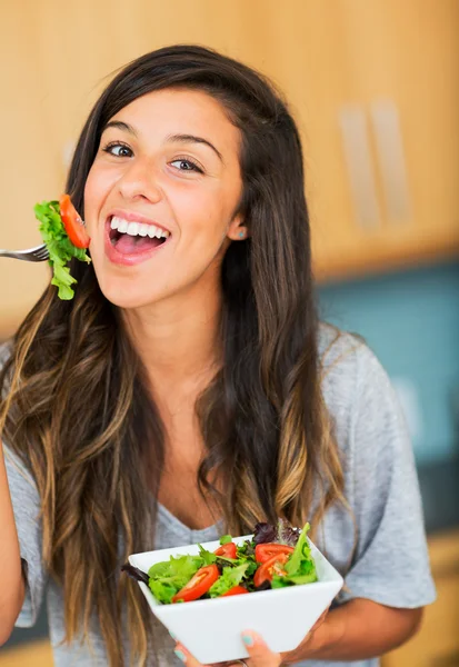 Frisk kvinna äta sallad — Stockfoto