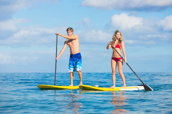 ハワイでパドリングを立ち上がるカップル — ストック写真