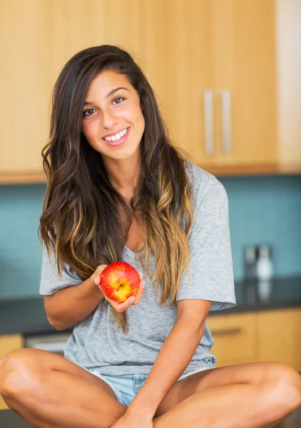 Hermosa mujer con una manzana —  Fotos de Stock