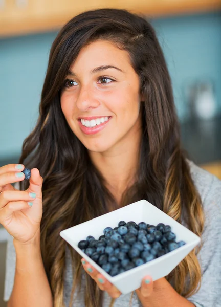 Vacker kvinna äta blåbär — Stockfoto