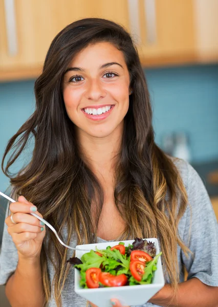 Frisk kvinna äta sallad — Stockfoto