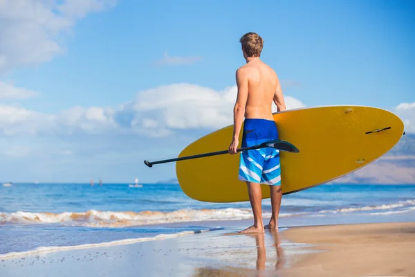 Uomo con Stand Up Paddle Board — Foto Stock