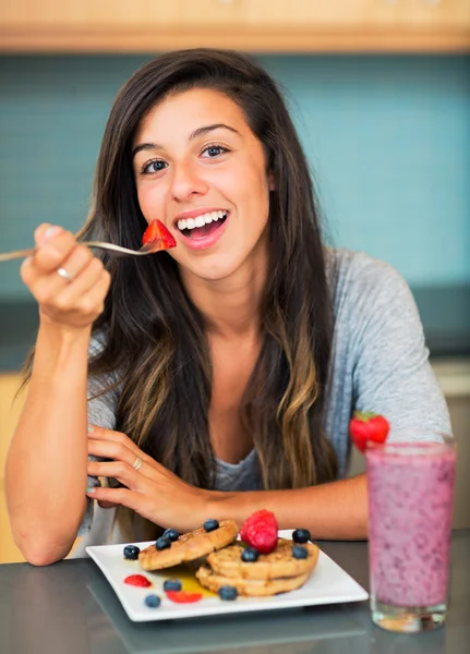 Mujer comiendo gofres con fruta fresca —  Fotos de Stock