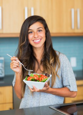 salata yemek sağlıklı kadın