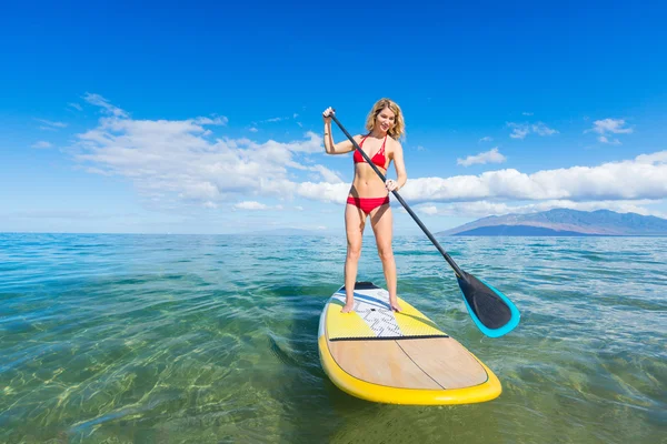 Mulher em pé Paddle Board — Fotografia de Stock