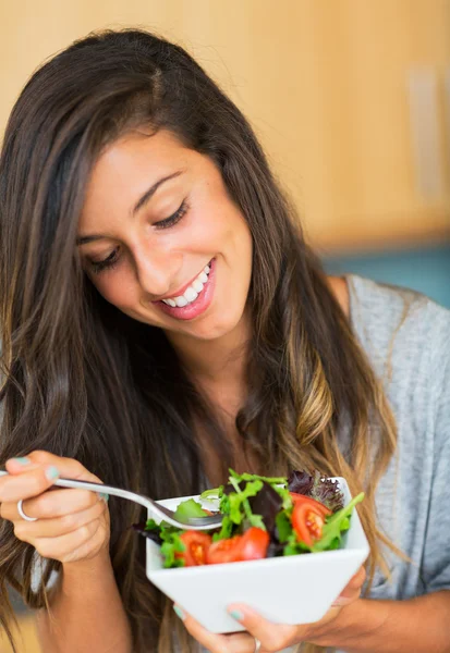 Donna sana mangiare insalata — Foto Stock