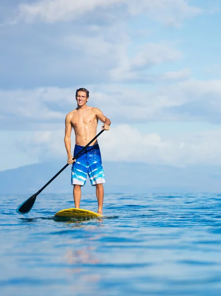 Hombre en stand up paddle board — Foto de Stock