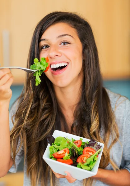 Zdravá žena jíst salát — Stock fotografie