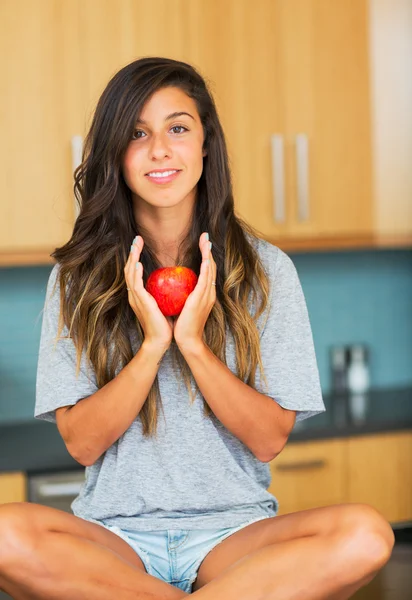 Bella donna con una mela — Foto Stock