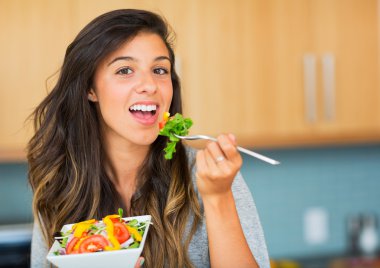 salata yemek sağlıklı kadın