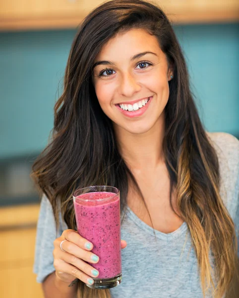 Donna con frullato di frutta — Foto Stock