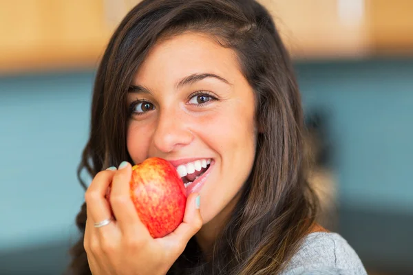 Bella donna con una mela — Foto Stock