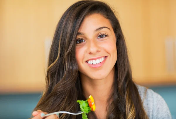 Mujer sana comiendo ensalada —  Fotos de Stock