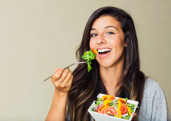 Salata yemek sağlıklı kadın — Stok fotoğraf