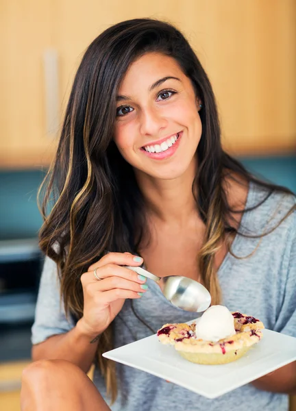 Donna che mangia torta di bacche e gelato — Foto Stock