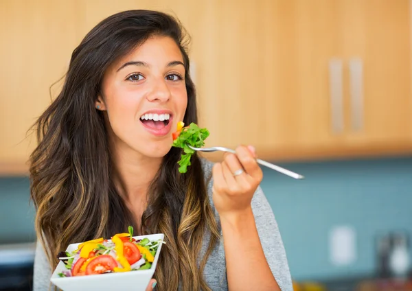 Frisk kvinna äta sallad — Stockfoto