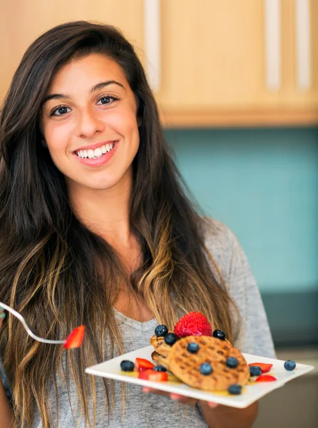 Vrouw eten wafels met vers fruit — Stockfoto