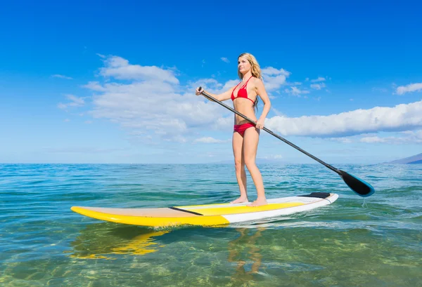 Mulher em pé Paddle Board — Fotografia de Stock
