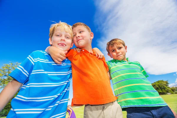 Heureux groupe de jeunes enfants — Photo