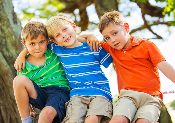 Glückliche junge Kinder — Stockfoto