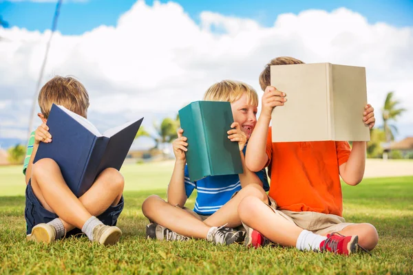 Niños leyendo libros — Foto de Stock