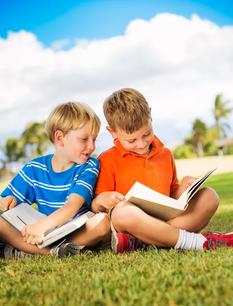 Παιδιά που διαβάζουν βιβλία — Φωτογραφία Αρχείου