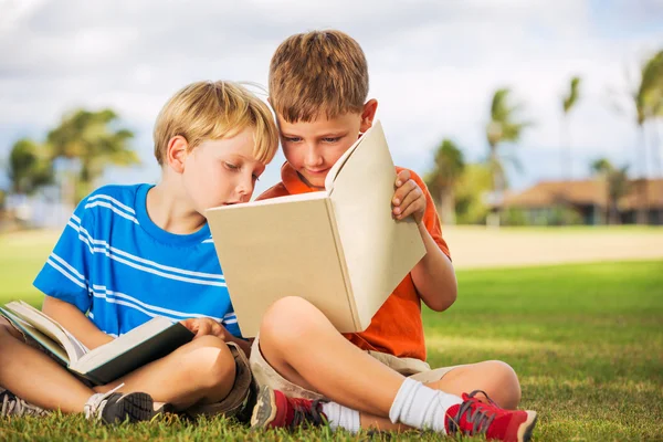 Niños leyendo libros —  Fotos de Stock