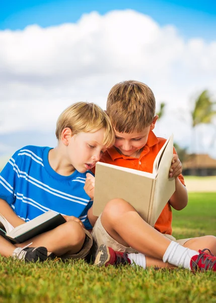 Kinder lesen Bücher — Stockfoto