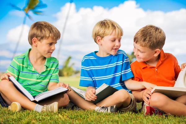 Dzieci czytające książki — Zdjęcie stockowe