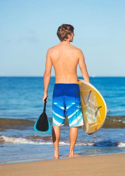 Uomo con Stand Up Paddle Board — Foto Stock