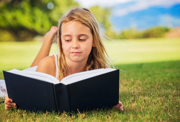 Молода дівчина, читання — стокове фото