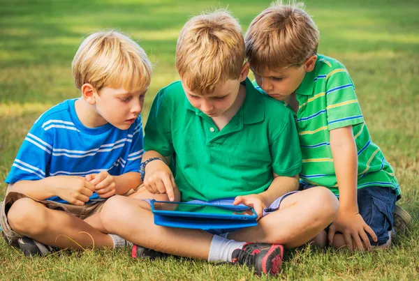 Дети с планшетного компьютера — стоковое фото