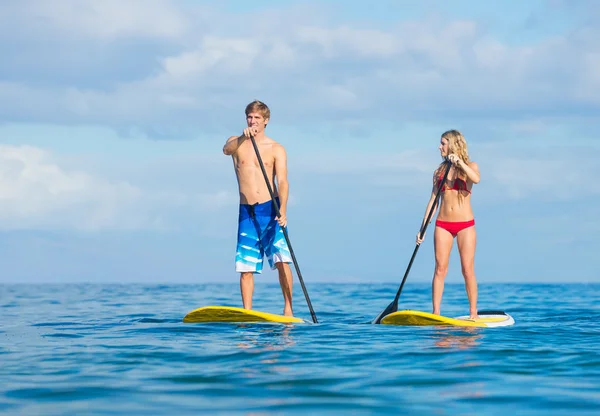 Casal em Stand Up Paddle Board — Fotografia de Stock