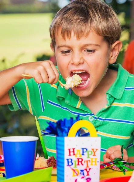 Junge isst Kuchen — Stockfoto