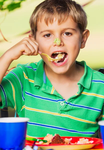 Αγόρι που τρώει τούρτα — Φωτογραφία Αρχείου