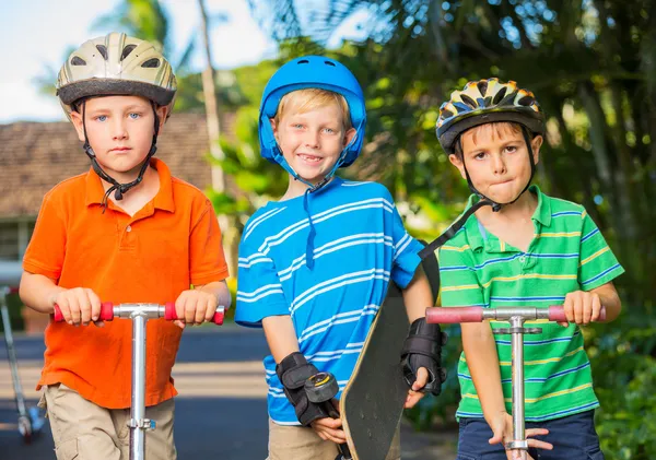 Kinder mit Skateboards und Rollern — Stockfoto