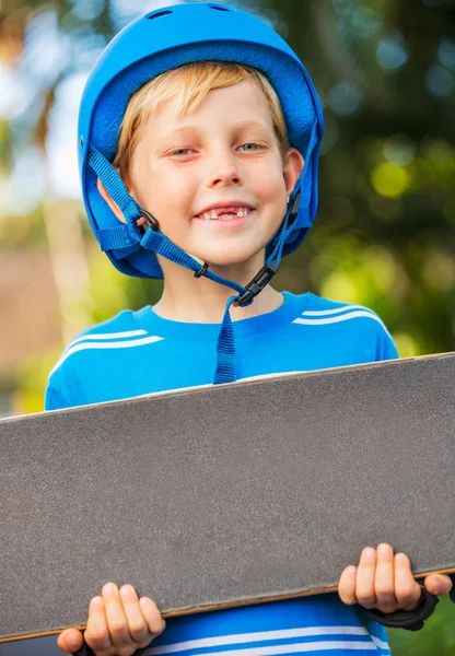 Jongen met skate board — Stockfoto