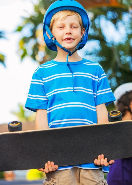 Jongen met skate board — Stockfoto