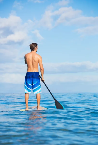 Uomo su stand up paddle board — Foto Stock