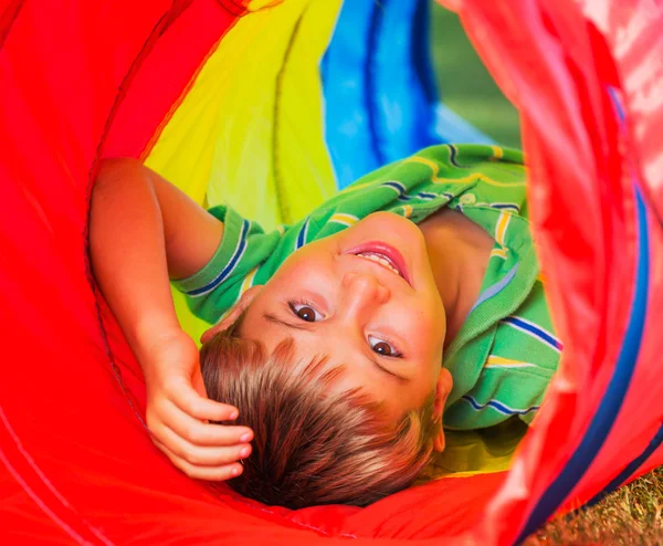 Niedlicher kleiner Junge beim Spielen — Stockfoto