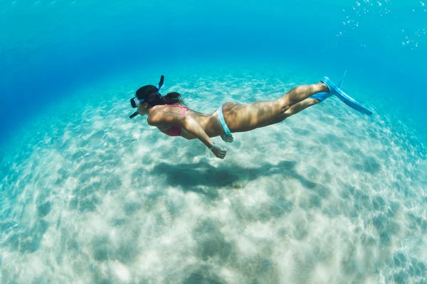 Femme plongée en apnée dans la mer tropicale — Photo