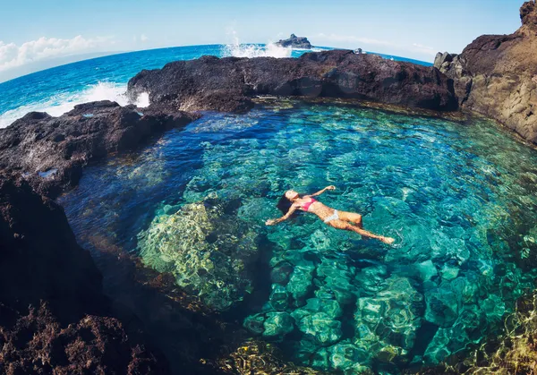 Mujer flotando en piscina natural —  Fotos de Stock