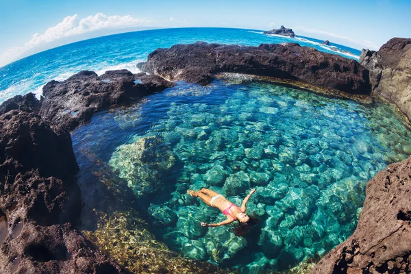 Mujer flotando en piscina natural — Foto de Stock